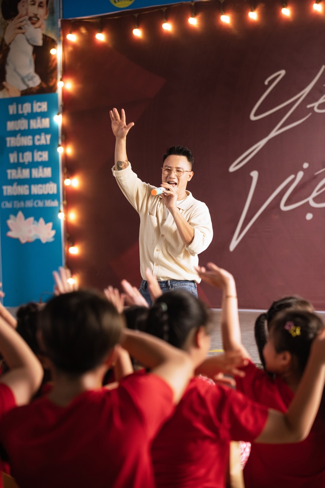 Hoàng Bách lan tỏa nụ cười Việt Nam, dùng âm nhạc để cổ vũ "sống đẹp"- Ảnh 2.