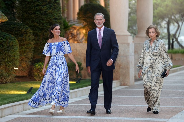 Công chúa Leonor gây sốt khi mượn váy của Vương hậu Letizia cho màn ra mắt hoàng gia đặc biệt- Ảnh 4. Công chúa Leonor gây sốt khi mượn váy của Vương hậu Letizia cho màn ra mắt hoàng gia đặc biệt- Ảnh 4.