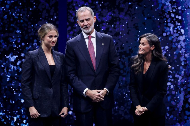 Công chúa Leonor gây sốt khi mượn váy của Vương hậu Letizia cho màn ra mắt hoàng gia đặc biệt- Ảnh 5. Công chúa Leonor gây sốt khi mượn váy của Vương hậu Letizia cho màn ra mắt hoàng gia đặc biệt- Ảnh 5.