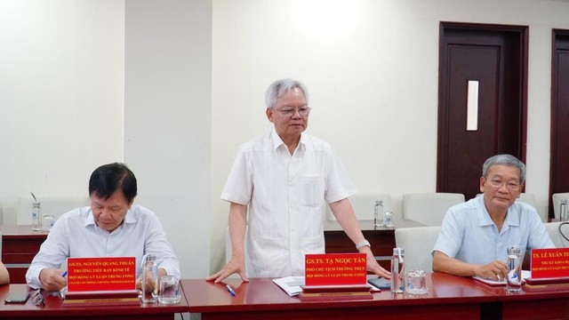 GS.TS Tạ Ngọc Tấn phát biểu tại buổi làm việc.