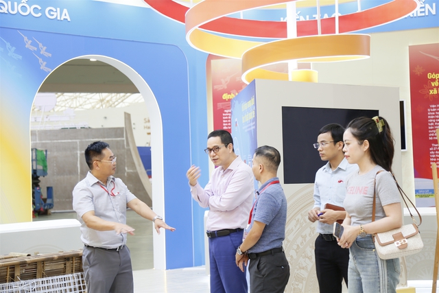 Đồng chí Tạ Minh Tuấn, Phó Chủ tịch Viện Hàn lâm kiểm tra tiến độ khu trưng bày tại Triển lãm.