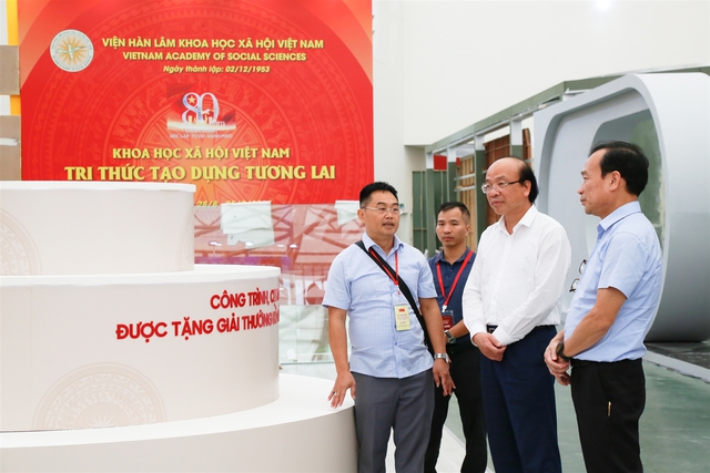 Đồng chí Phan Chí Hiếu, Chủ tịch Viện Hàn lâm kiểm tra tiến độ khu trưng bày tại Triển lãm.