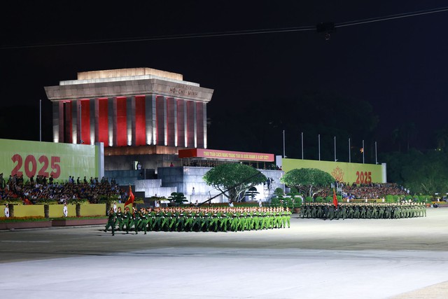 Các khối Công an diễu binh qua lễ đài. Các khối Công an diễu binh qua lễ đài.