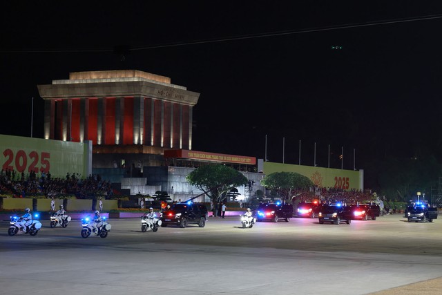 Khối khí tài, trang thiết bị của Công an nhân dân Việt Nam tiến qua lễ đài. Khối khí tài, trang thiết bị của Công an nhân dân Việt Nam tiến qua lễ đài.