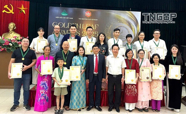 Đại diện doanh nghiệp, hợp tác xã chụp ảnh lưu niệm cùng các đại biểu và Ban Tổ chức. Đại diện doanh nghiệp, hợp tác xã chụp ảnh lưu niệm cùng các đại biểu và Ban Tổ chức.