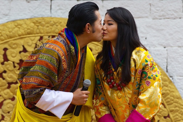 Chuyện tình hơn cả cổ tích của Quốc vương và Hoàng hậu Bhutan: Bắt đầu từ một câu nói năm 7 tuổi- Ảnh 4. Chuyện tình hơn cả cổ tích của Quốc vương và Hoàng hậu Bhutan: Bắt đầu từ một câu nói năm 7 tuổi- Ảnh 4.