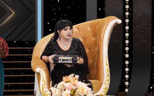 Nữ ca sĩ một đêm hát 7 show: "Tôi phải bỏ 3 chỉ vàng mua nó"- Ảnh 1. Nữ ca sĩ một đêm hát 7 show: "Tôi phải bỏ 3 chỉ vàng mua nó"- Ảnh 1.