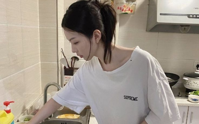 Câu chuyện đằng sau bức ảnh căn nhà dột nát mitom bong da truc tiepến ngàn người rưng rưng: "Người ta bảo nhà anh không bằng cái chuồng heo nhà em"- Ảnh 3.