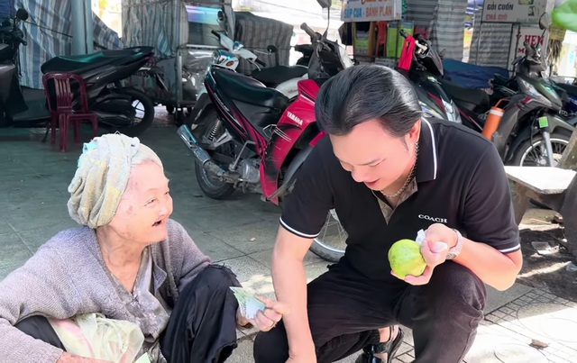 Nam NSƯT về nước, gặp một bà cụ ở vỉa hè tuyên bố luôn: "Con mua hết cho cụ"- Ảnh 2. Nam NSƯT về nước, gặp một bà cụ ở vỉa hè tuyên bố luôn: "Con mua hết cho cụ"- Ảnh 2.