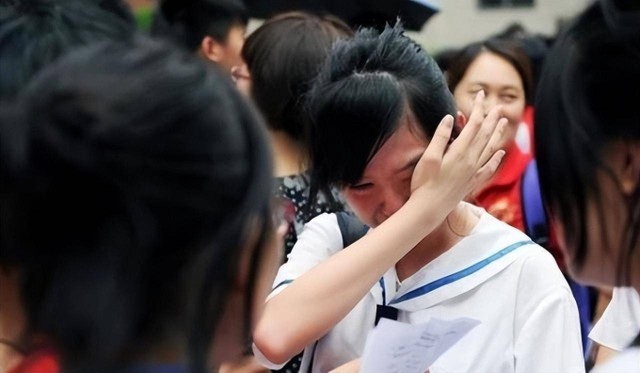 "Con ơi đừng đi học nữa, mẹ lo không nổi đâu" - Lời cầu xin khiến nữ sinh 2k7 bật khóc giữa giấc mơ đại học- Ảnh 1.