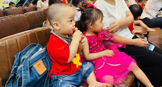 Cho con đi tận hưởng không khí A80 đầy tự hào, mẹ bỉm chia sẻ những món đồ cần mang theo: 2 món cuối cùng không thể thiếu- Ảnh 2. Cho con đi tận hưởng không khí A80 đầy tự hào, mẹ bỉm chia sẻ những món đồ cần mang theo: 2 món cuối cùng không thể thiếu- Ảnh 2.