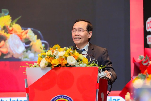 GS TS BS. Trương Quang Bình – Chủ tịch Phân hội Xơ vữa Động mạch Việt Nam phát biểu khai mạc. GS TS BS. Trương Quang Bình – Chủ tịch Phân hội Xơ vữa Động mạch Việt Nam phát biểu khai mạc.