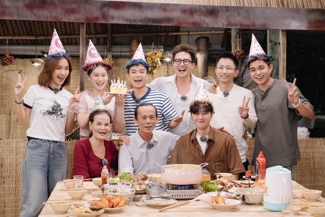 "Mong cho đêm nay dài vô tận" - Gia đình Haha tạm biệt miền Tây trong vòng tay thương yêu của cô chú Chín Cường- Ảnh 5. "Mong cho đêm nay dài vô tận" - Gia đình Haha tạm biệt miền Tây trong vòng tay thương yêu của cô chú Chín Cường- Ảnh 5.
