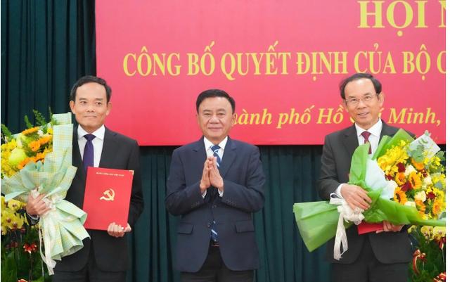 Thường trực Ban Bí thư Trần Cẩm Tú (ở giữa) trao quyết định và tặng hoa chúc mừng ông Nguyễn Văn Nên và ông Trần Lưu Quang. Thường trực Ban Bí thư Trần Cẩm Tú (ở giữa) trao quyết định và tặng hoa chúc mừng ông Nguyễn Văn Nên và ông Trần Lưu Quang.