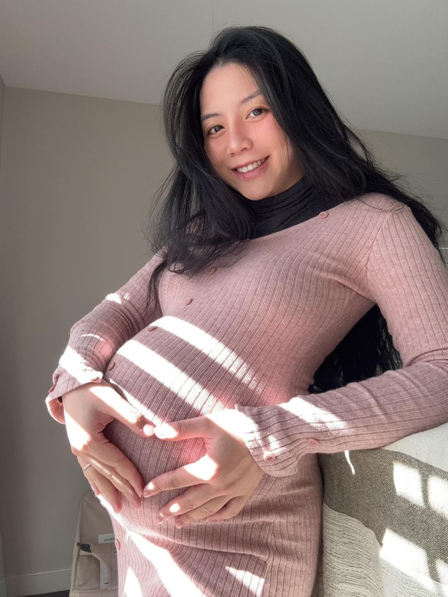 Đặng Tiểu Tô Sa đăng ảnh kể chuyện em bé mãi không chịu ra, đến nỗi "anh trai" Erik cũng phải sốt ruột giùm- Ảnh 2.