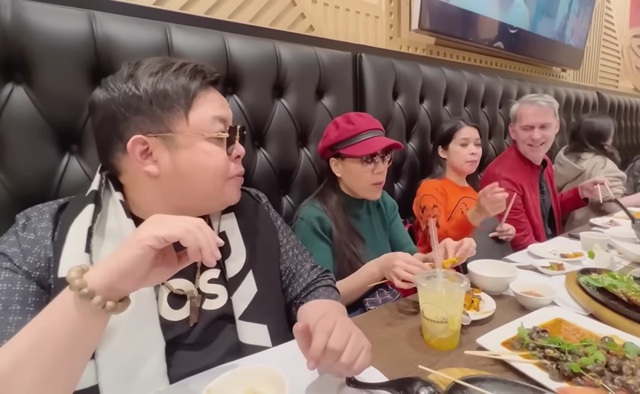 Được vợ chồng tỷ phú Mỹ mời ăn nhà hàng, truc tiep bong da c1 Lê: "Chọn món nào ngon nhất, mắc nhất cho tôi"- Ảnh 1.