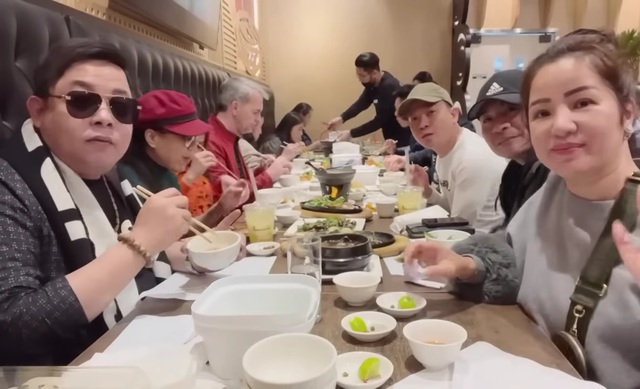 Được vợ chồng tỷ phú Mỹ mời ăn nhà hàng, truc tiep bong da c1 Lê: "Chọn món nào ngon nhất, mắc nhất cho tôi"- Ảnh 2.