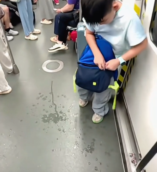 Người lớn có dám làm như cậu bé này không?- Ảnh 1. Người lớn có dám làm như cậu bé này không?- Ảnh 1.