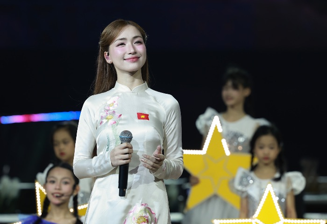 Nữ ca sĩ đắt lich bong da truc tiep nhất dịp Đại lễ 2/9: Bay ra bay vào xuyên Bắc - Nam, lịch trình kín mít vẫn kịp ra MV mới đạt thành tích toàn cầu- Ảnh 3.