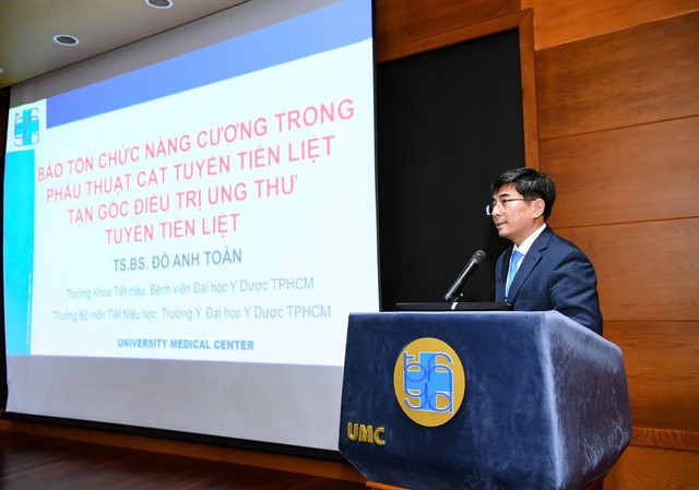 TS BS. Đỗ Anh Toàn - Trưởng khoa Tiết niệu BV ĐHYD trình bày về các kỹ thuật nội soi cắt tuyến tiền liệt tận gốc, tập trung vào việc bảo tồn chức năng cương và chất lượng sống cho người bệnh. TS BS. Đỗ Anh Toàn - Trưởng khoa Tiết niệu BV ĐHYD trình bày về các kỹ thuật nội soi cắt tuyến tiền liệt tận gốc, tập trung vào việc bảo tồn chức năng cương và chất lượng sống cho người bệnh.