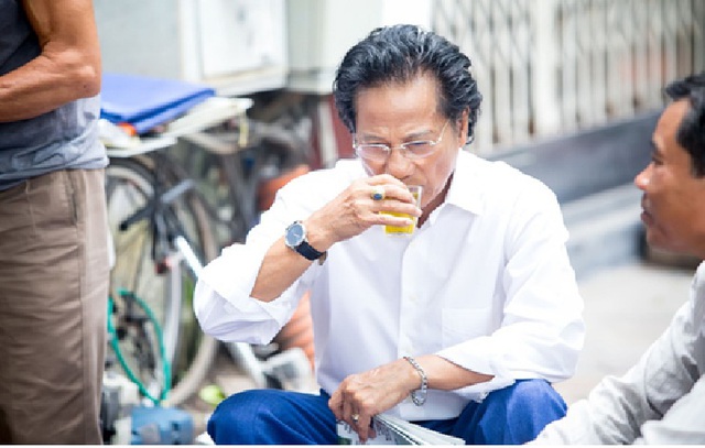Chế Linh đi dạo ở Hà Nội: Ông cụ vừa ngước lên thấy tôi thì giật mình thốt lên "không lấy tiền đâu"- Ảnh 1.