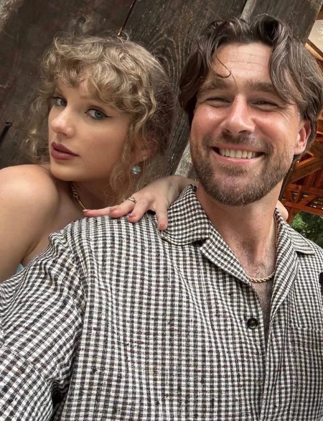 Hợp đồng tiền hôn nhân của Taylor Swift - Travis Kelce: Cầu thủ 1m96 chịu thiệt ký thỏa thuận "3 không"?- Ảnh 4. Hợp đồng tiền hôn nhân của Taylor Swift - Travis Kelce: Cầu thủ 1m96 chịu thiệt ký thỏa thuận "3 không"?- Ảnh 4.