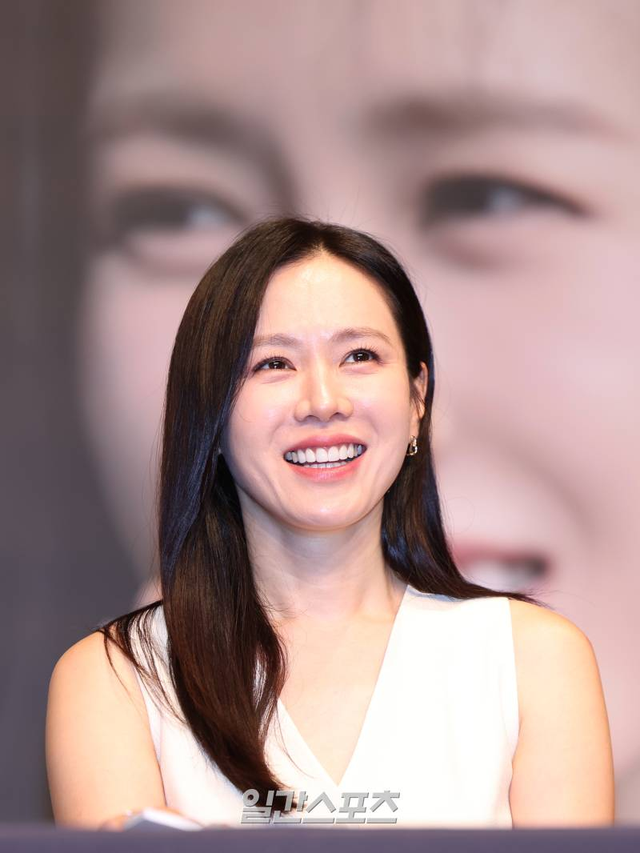 Son Ye Jin chống nhăn nhờ hay động tay vào 1 vùng trên mặt- Ảnh 1. Son Ye Jin chống nhăn nhờ hay động tay vào 1 vùng trên mặt- Ảnh 1.