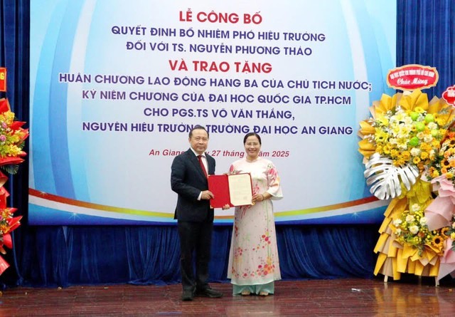 PGS.TS Vũ Hải Quân – Giám đốc ĐHQG-HCM trao Quyết định bổ nhiệm Phó Hiệu trưởng Trường ĐH An Giang cho TS Nguyễn Phương Thảo.