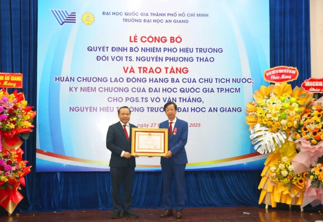 PGS.TS Vũ Hải Quân- Giám đốc ĐHQG-HCM trao Huân chương Lao động hạng Ba của Chủ tịch Nước và Kỷ niệm chương của ĐHQG-HCM cho PGS.TS Võ Văn Thắng – Nguyên Hiệu trưởng Trường ĐH An Giang.