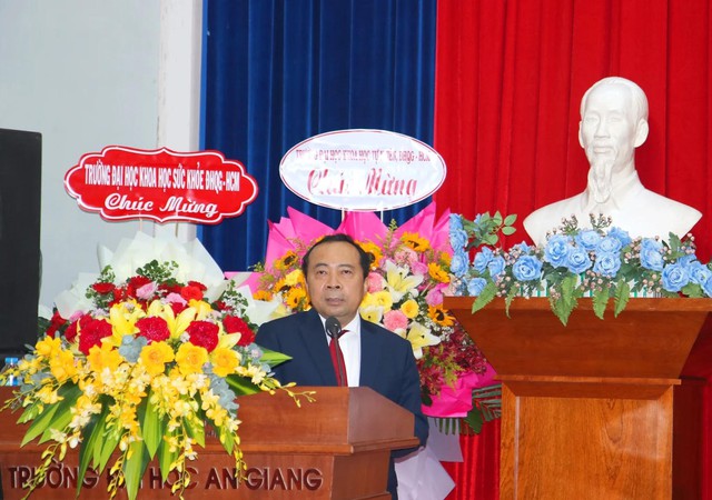 Giám đốc ĐHQG-HCM Vũ Hải Quân phát biểu tri ân nguyên Hiệu trưởng Trường ĐHAG và giao nhiệm vụ cho tân Phó Hiệu trưởng.