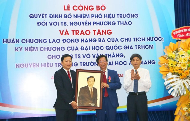 Đại diện Đảng ủy, Ban Giám hiệu Nhà trường tặng quà tri ân PGS.TS Võ Văn Thắng.