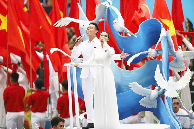 Gương mặt đắt show hàng đầu dịp Đại lễ: Mẹ 2 con hát từ Nam ra Bắc, được chồng Ấn Độ cho tiền làm MV về Việt Nam- Ảnh 2. Gương mặt đắt show hàng đầu dịp Đại lễ: Mẹ 2 con hát từ Nam ra Bắc, được chồng Ấn Độ cho tiền làm MV về Việt Nam- Ảnh 2.