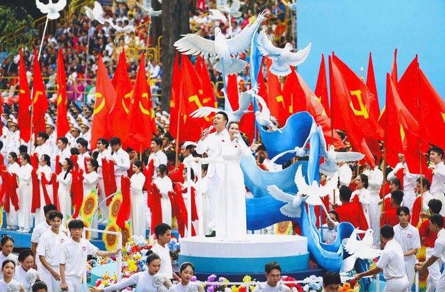 Gương mặt đắt show hàng đầu dịp Đại lễ: Mẹ 2 con hát từ Nam ra Bắc, được chồng Ấn Độ cho tiền làm MV về Việt Nam- Ảnh 1. Gương mặt đắt show hàng đầu dịp Đại lễ: Mẹ 2 con hát từ Nam ra Bắc, được chồng Ấn Độ cho tiền làm MV về Việt Nam- Ảnh 1.