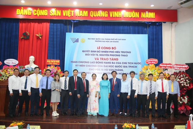 Đại biểu chụp hình lưu niệm tại buổi lễ.