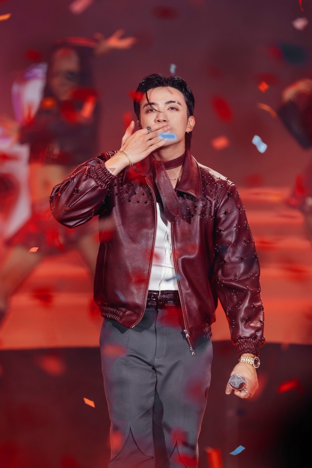 Hoàng tử Vpop cực đắt show dạo này: Có đêm chạy 2 show mệt bở người, cát-xê từng này thì tiền bao nhiêu cho hết!- Ảnh 5. Hoàng tử Vpop cực đắt show dạo này: Có đêm chạy 2 show mệt bở người, cát-xê từng này thì tiền bao nhiêu cho hết!- Ảnh 5.