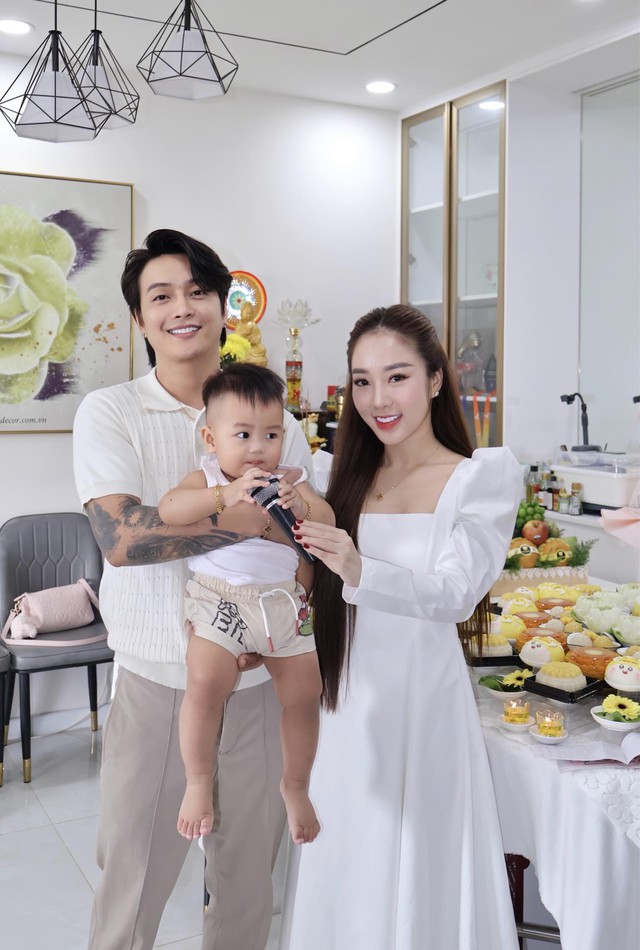 Sao Vbiz “hiện tượng miền Tây” ai cũng biết: Từng là “thảm hoạ” phải vừa diễn vừa khóc, nay thành "phú ông" bên vợ doanh nhân!- Ảnh 11. Sao Vbiz “hiện tượng miền Tây” ai cũng biết: Từng là “thảm hoạ” phải vừa diễn vừa khóc, nay thành "phú ông" bên vợ doanh nhân!- Ảnh 11.