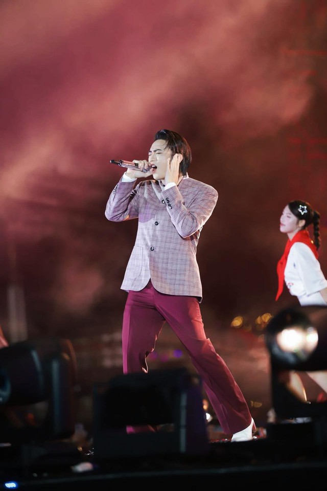 Hoàng tử Vpop cực đắt show dạo này: Có đêm chạy 2 show mệt bở người, cát-xê từng này thì tiền bao nhiêu cho hết!- Ảnh 7. Hoàng tử Vpop cực đắt show dạo này: Có đêm chạy 2 show mệt bở người, cát-xê từng này thì tiền bao nhiêu cho hết!- Ảnh 7.