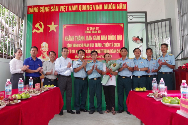 Các đồng chí đại biểu chụp ảnh lưu niệm bàn giao "Nhà đồng đội" cho gia đình đồng chí Phan Huy Thành tại phường Bắc Cam Ranh, tỉnh Khánh Hòa. Các đồng chí đại biểu chụp ảnh lưu niệm bàn giao "Nhà đồng đội" cho gia đình đồng chí Phan Huy Thành tại phường Bắc Cam Ranh, tỉnh Khánh Hòa.