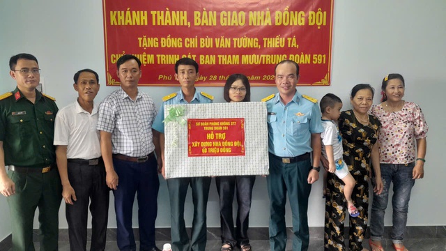 Các đồng chí đại biểu chụp ảnh lưu niệm bàn giao "Nhà đồng đội" cho gia đình đồng chí Bùi Văn Tường tại xã Yên Lạc, tỉnh Phú Thọ. Các đồng chí đại biểu chụp ảnh lưu niệm bàn giao "Nhà đồng đội" cho gia đình đồng chí Bùi Văn Tường tại xã Yên Lạc, tỉnh Phú Thọ.