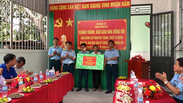 Trung đoàn 591 tặng quà động viên gia đình đồng chí Phan Huy Thành tại buổi bàn giao "Nhà đồng đội". Trung đoàn 591 tặng quà động viên gia đình đồng chí Phan Huy Thành tại buổi bàn giao "Nhà đồng đội".