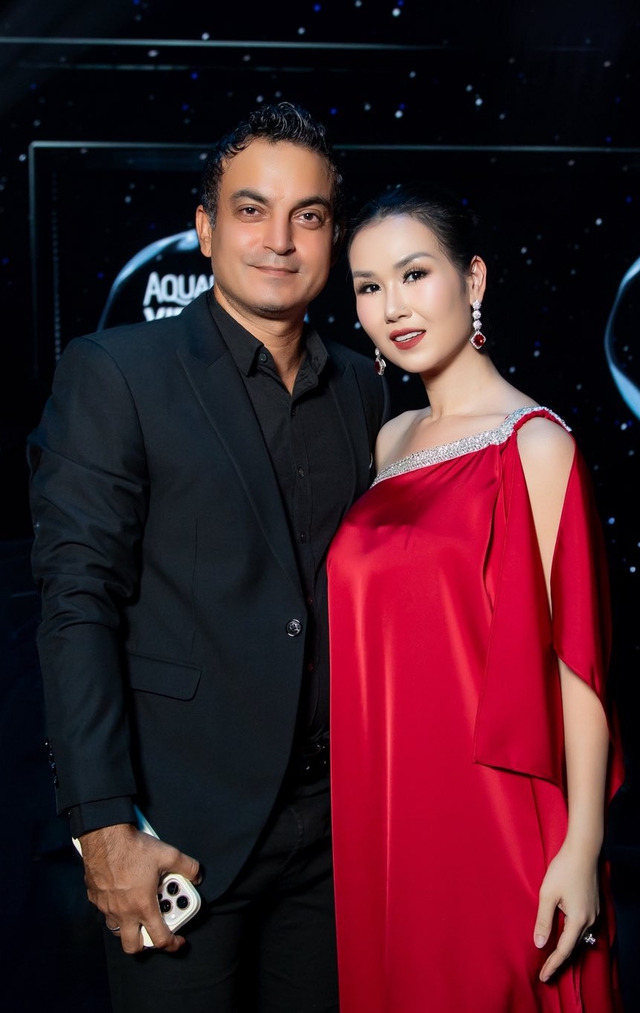 Gương mặt đắt show hàng đầu dịp Đại lễ: Mẹ 2 con hát từ Nam ra Bắc, được chồng Ấn Độ cho tiền làm MV về Việt Nam- Ảnh 6. Gương mặt đắt show hàng đầu dịp Đại lễ: Mẹ 2 con hát từ Nam ra Bắc, được chồng Ấn Độ cho tiền làm MV về Việt Nam- Ảnh 6.