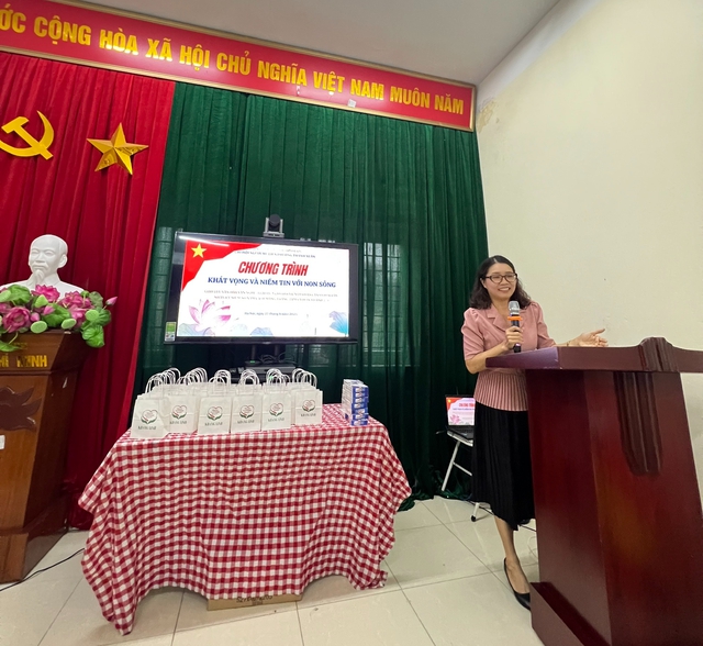 “Khát vọng và niềm tin với non sông": Nơi ánh sáng tỏa ra từ trái tim- Ảnh 1. “Khát vọng và niềm tin với non sông": Nơi ánh sáng tỏa ra từ trái tim- Ảnh 1.