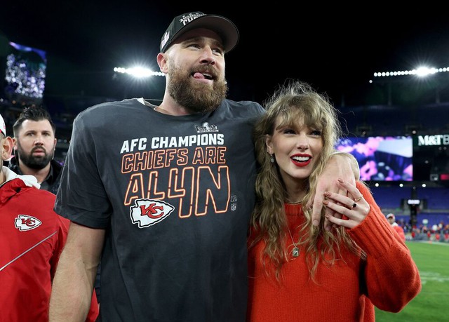 Taylor Swift đính hôn: Thân vương William và Vương phi Kate gây bất ngờ với hành động ngọt ngào- Ảnh 2. Taylor Swift đính hôn: Thân vương William và Vương phi Kate gây bất ngờ với hành động ngọt ngào- Ảnh 2.