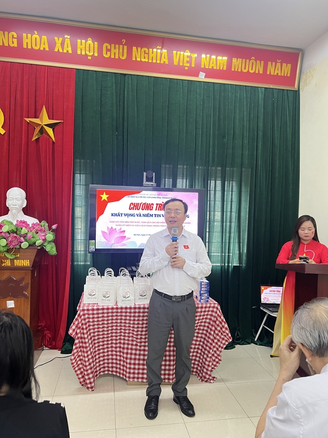 “Khát vọng và niềm tin với non sông": Nơi ánh sáng tỏa ra từ trái tim- Ảnh 2. “Khát vọng và niềm tin với non sông": Nơi ánh sáng tỏa ra từ trái tim- Ảnh 2.