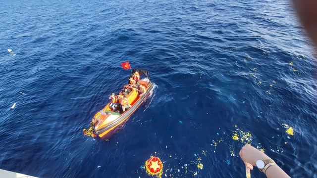 Cờ Tổ quốc tung bay: Từ hào khí dân tộc đến chiến công thầy thuốc quân y- Ảnh 1. Cờ Tổ quốc tung bay: Từ hào khí dân tộc đến chiến công thầy thuốc quân y- Ảnh 1.