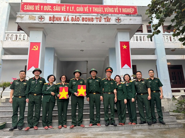 Cờ Tổ quốc tung bay: Từ hào khí dân tộc đến chiến công thầy thuốc quân y- Ảnh 2. Cờ Tổ quốc tung bay: Từ hào khí dân tộc đến chiến công thầy thuốc quân y- Ảnh 2.