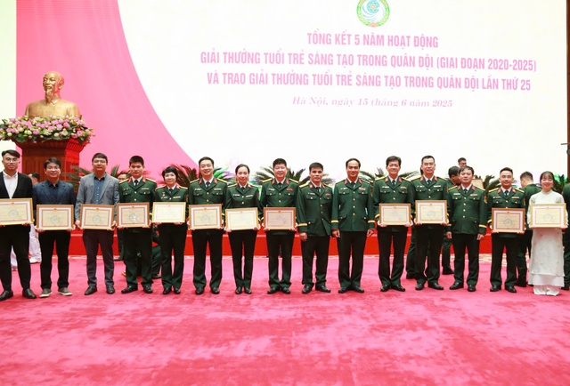 Cờ Tổ quốc tung bay: Từ hào khí dân tộc đến chiến công thầy thuốc quân y- Ảnh 3. Cờ Tổ quốc tung bay: Từ hào khí dân tộc đến chiến công thầy thuốc quân y- Ảnh 3.