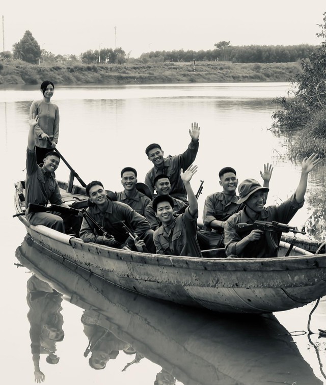 Bóng hồng duy nhất của dàn diễn viên trẻ phim Mưa đỏ: Để mặt mộc hoàn toàn trên phim, đạo diễn không cho làm 1 điều trước khi quay cảnh tình cảm- Ảnh 2. Bóng hồng duy nhất của dàn diễn viên trẻ phim Mưa đỏ: Để mặt mộc hoàn toàn trên phim, đạo diễn không cho làm 1 điều trước khi quay cảnh tình cảm- Ảnh 2.