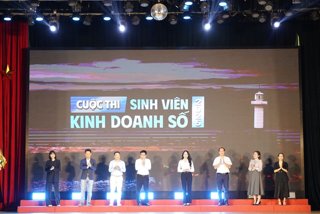 Các đại biểu bấm nút chính thức phát động Cuộc thi. Các đại biểu bấm nút chính thức phát động Cuộc thi.