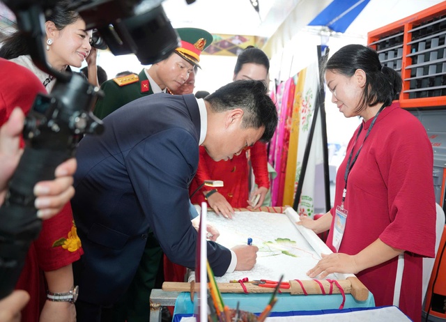 NTK Cao Thu Vân mang áo dài thêu tay đến Triển lãm 80 năm thành tựu đất nước- Ảnh 2. NTK Cao Thu Vân mang áo dài thêu tay đến Triển lãm 80 năm thành tựu đất nước- Ảnh 2.